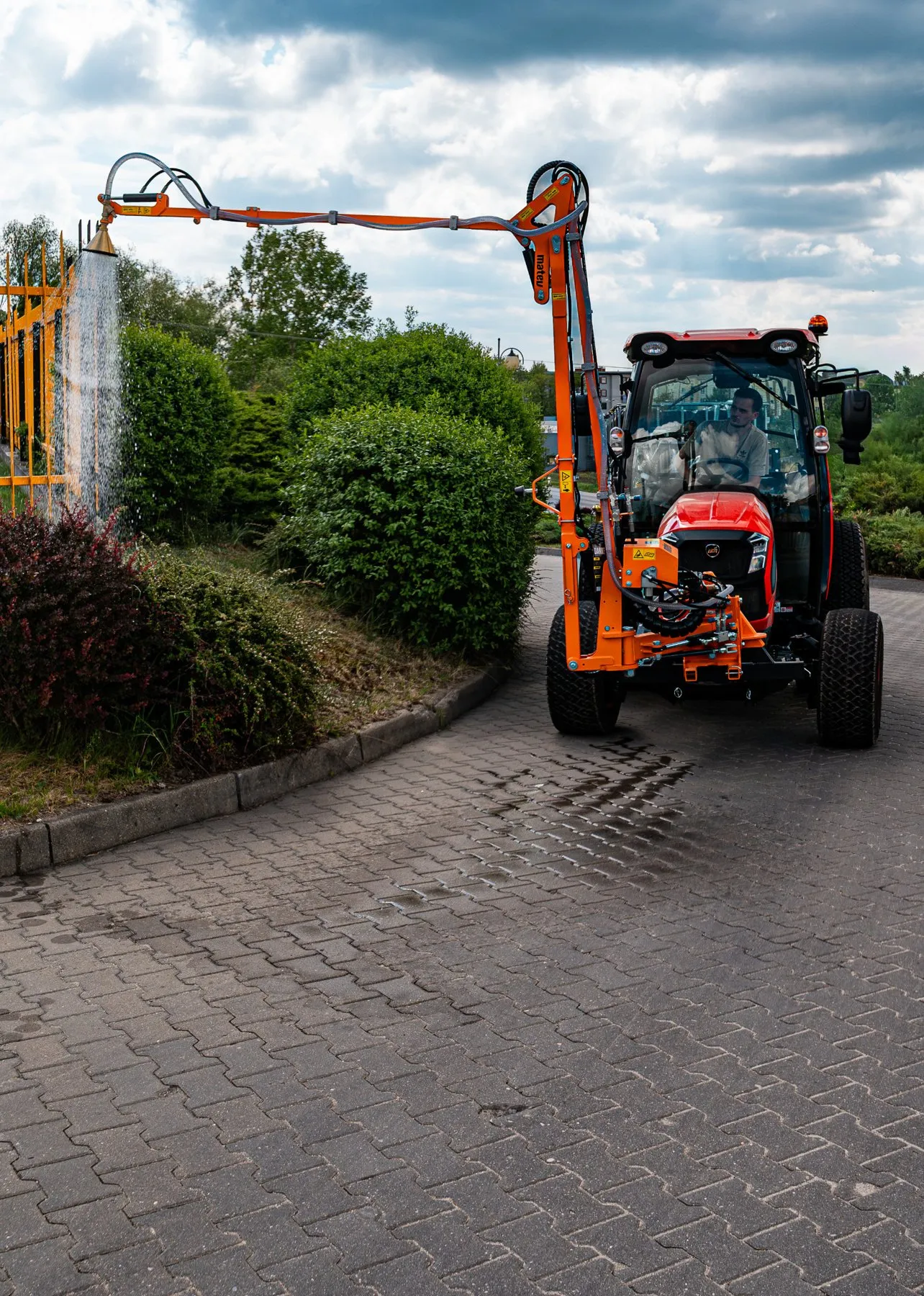 Ciągnik KIOTI z osprzętem do cięcia